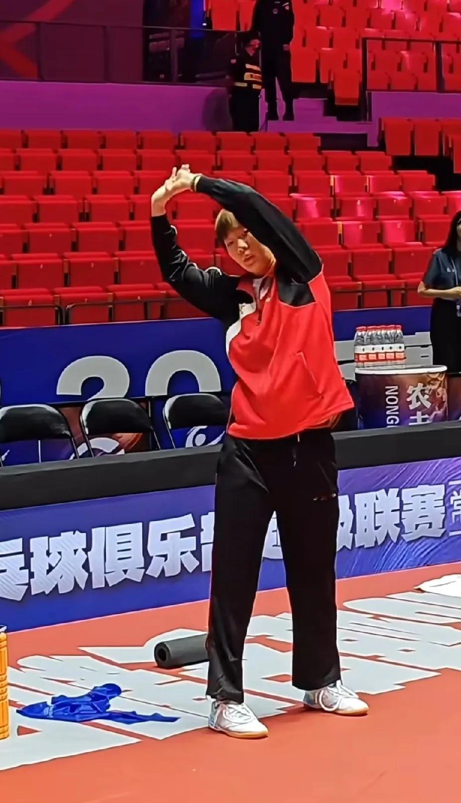 曼昱热身时刻💪 乒超赛场的活力前奏
 
乒超联赛现场🏓 捕捉到王曼昱 赛前热