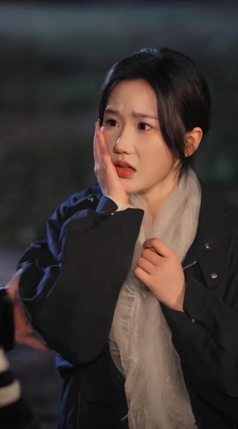 马卓和夏泽两口子怎么这么有意思马卓因为欣赏夏泽捉来的萤火虫入迷，被夏泽偷亲了一下