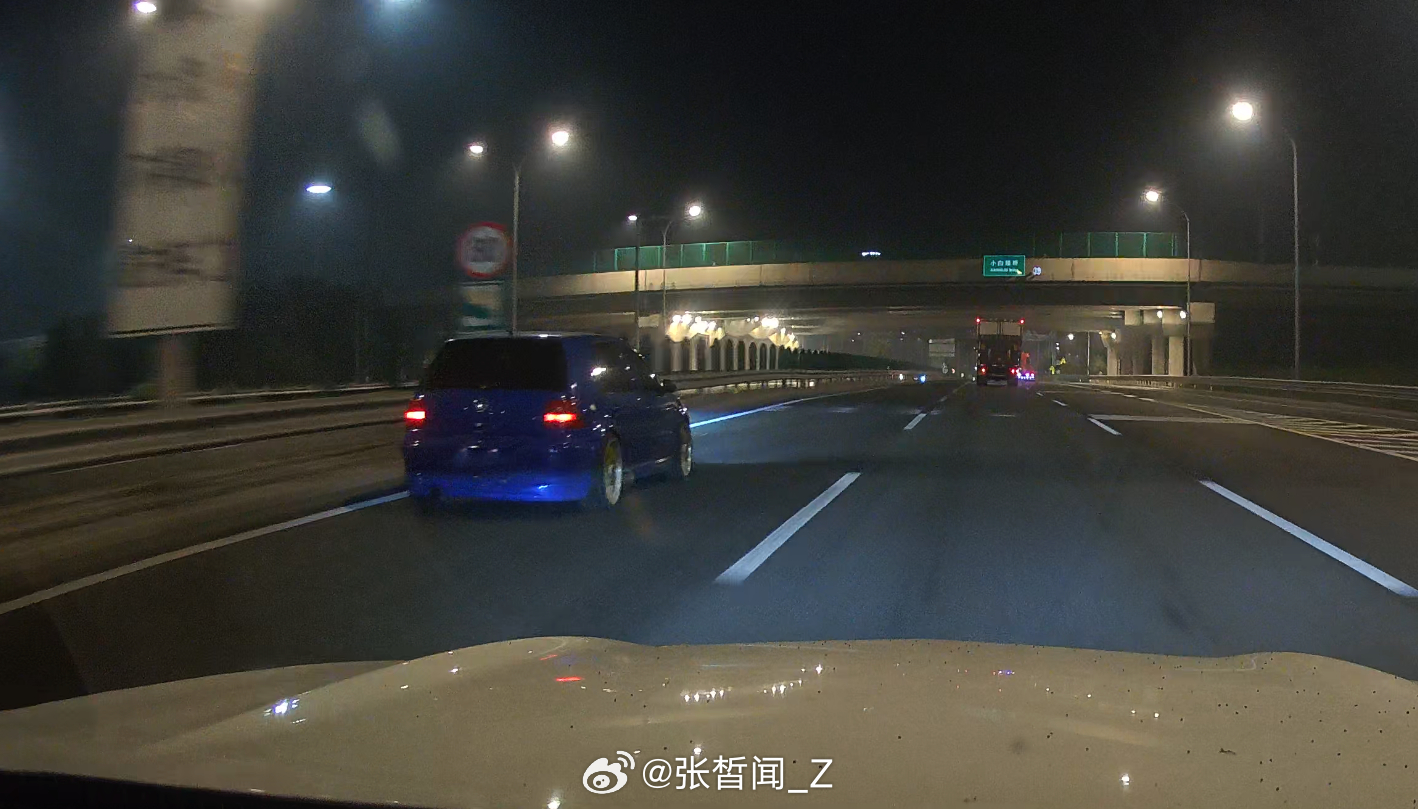 昨天我低落的心情被一个陌生人治愈了夜晚回家的路上碰到了一台我少年时代非常喜欢的蓝