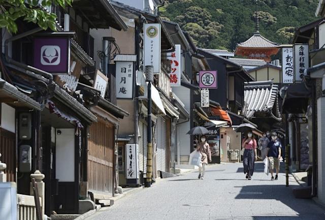 随着中日关系紧张加剧，中国游客锐减已导致日本多地住宿价格暴跌。京都酒店客房均价在
