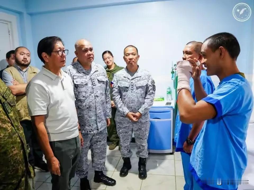 菲律宾总统马科斯亲自给脑袋开瓢的士兵颁奖，并颁发奖金。这表明马科斯在南海问题上，