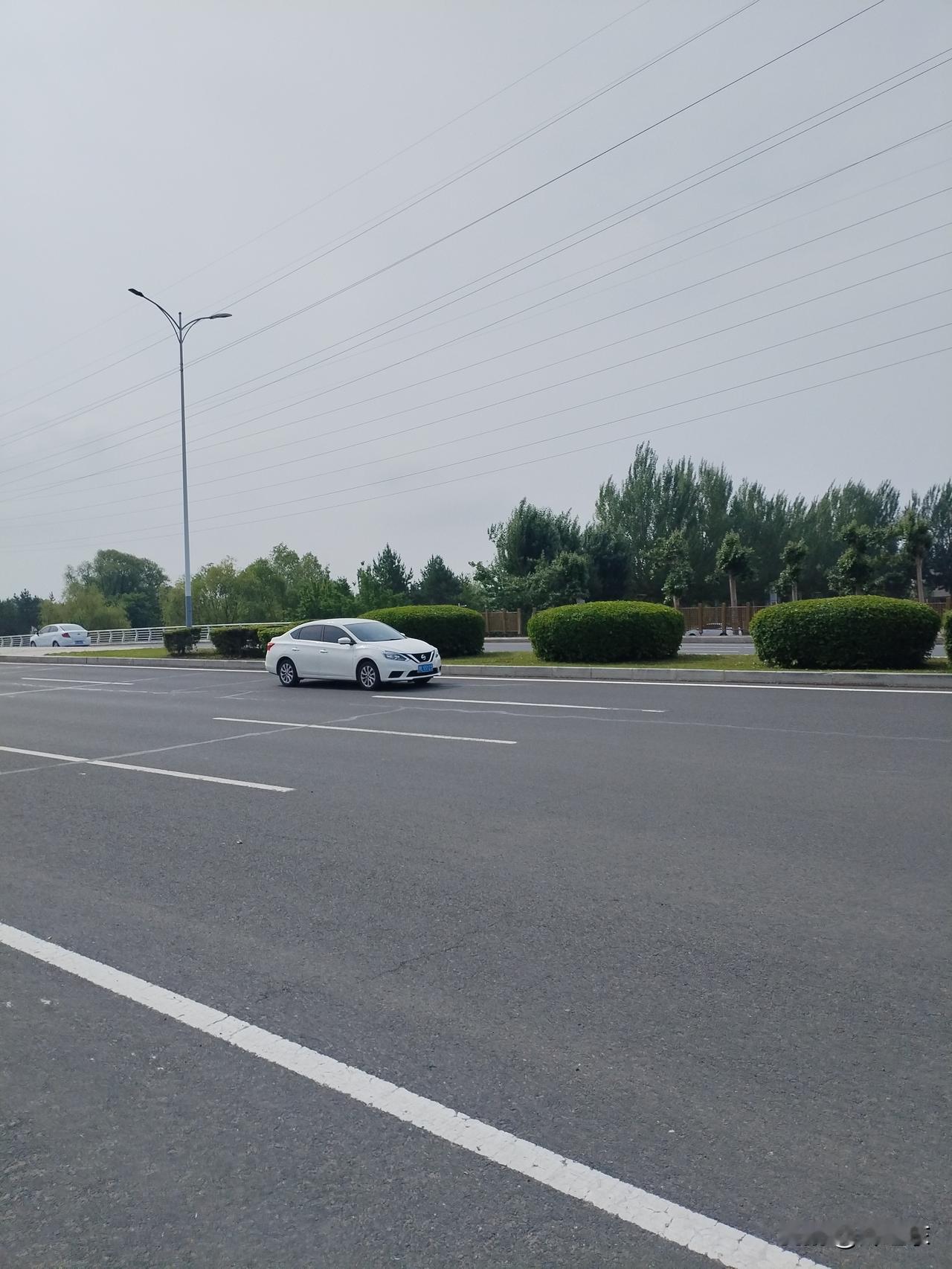 中国国足距离世界杯，可以说是远在天边，近在眼前。
  远在天边，是说依照现在的这
