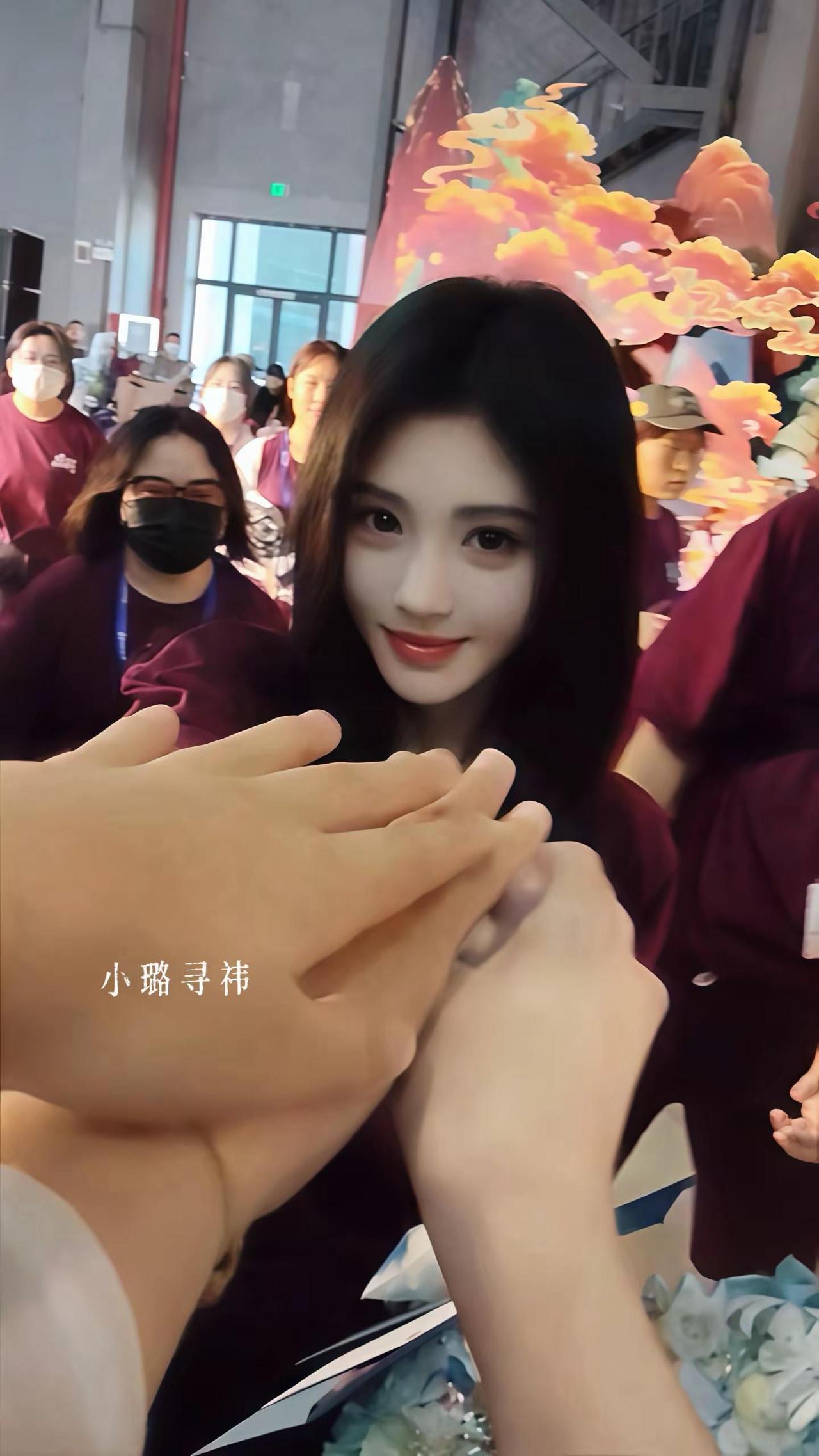 当你握着我的手 我拥有一整个宇宙鞠婧祎 牵手