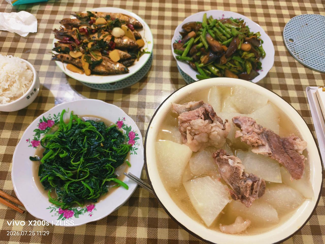 一方水土养一方人
          炎热的夏天人们的食欲不增反减，其原因都是高