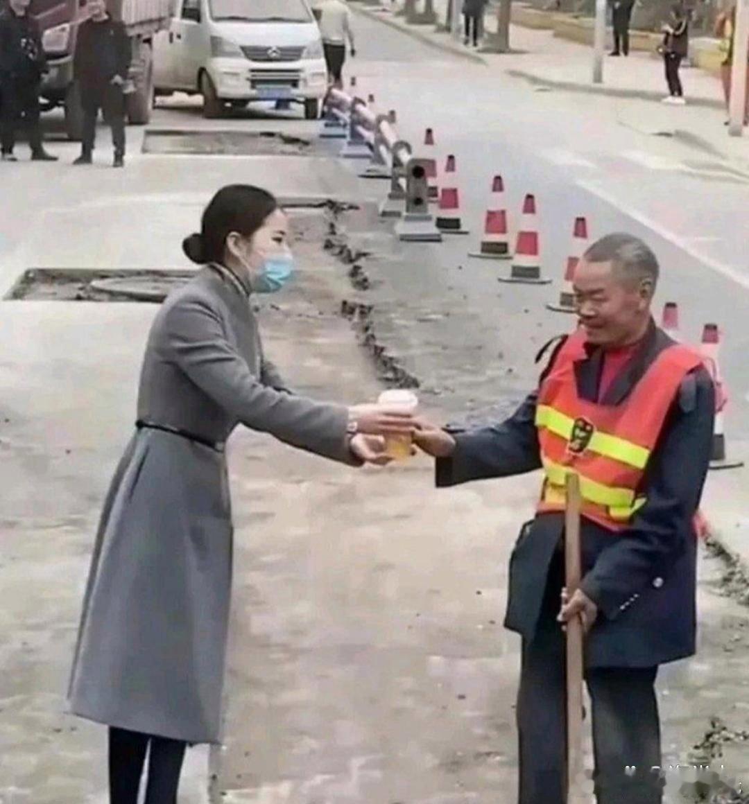 第一张图感动，第二张图恶心到了 ​​​
