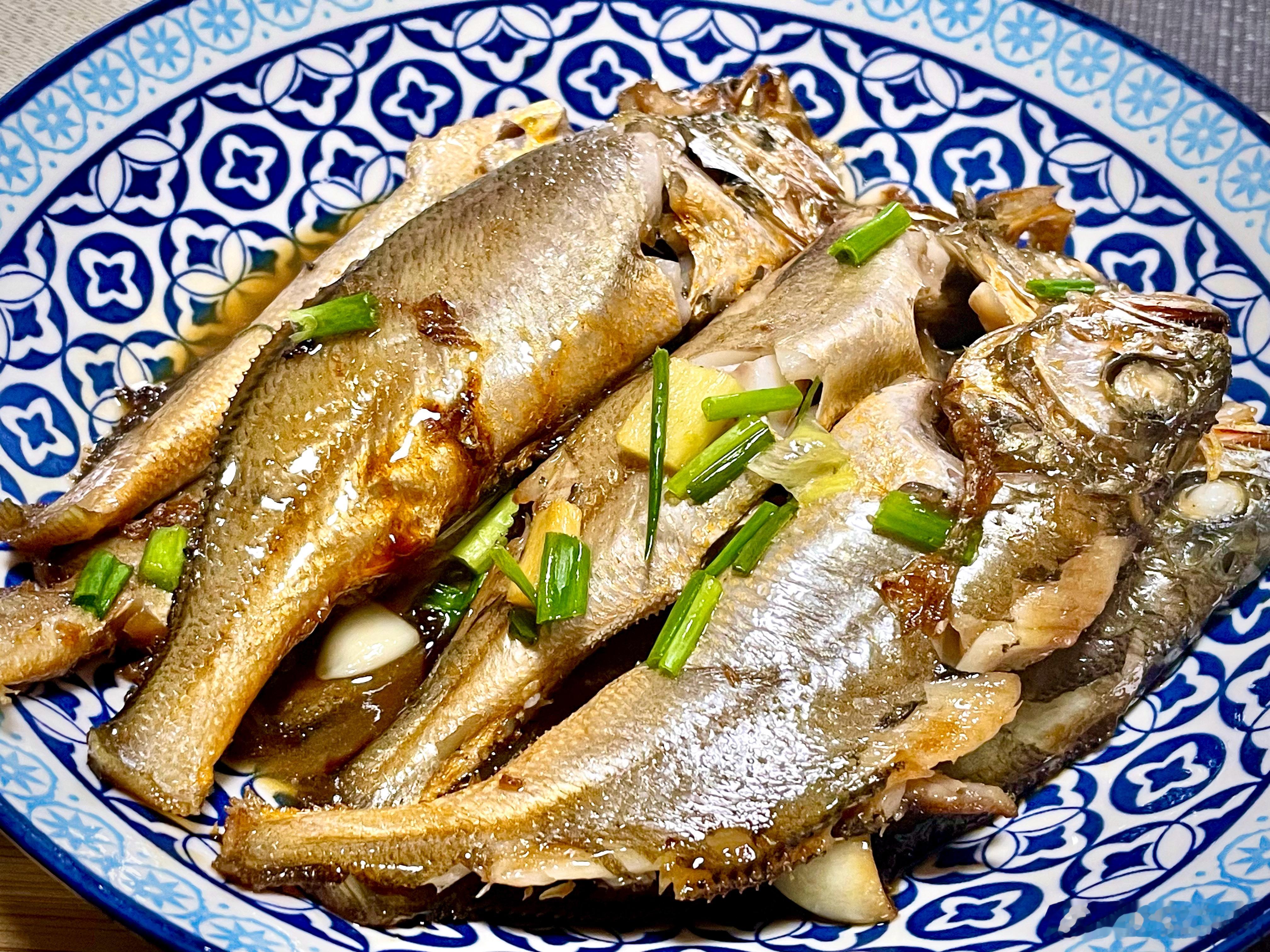 生活手记 当季海捕小黄鱼，干煎就可惜了，家烧。 ​​​