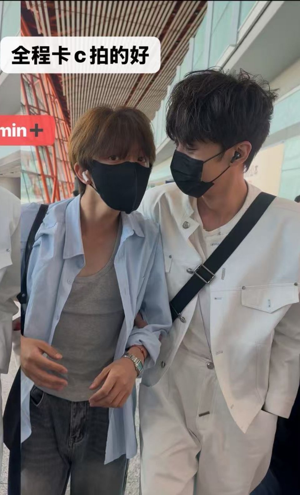 你们俩到底在讲什么悄悄话给我听听