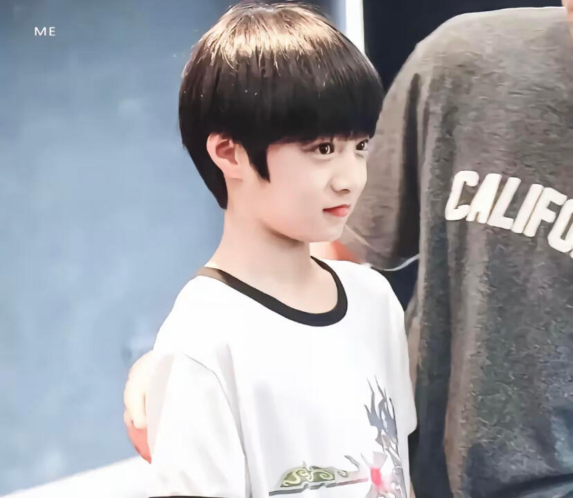 刘耀文让黄子韬看他小时候照片不是吧谁还没看过刘耀文小时候的照片呐！小时候跟个小汤