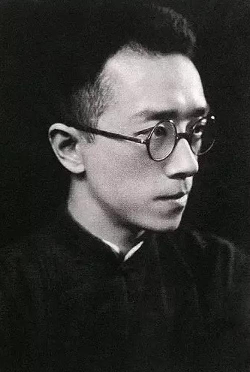 [微风]1886年，47岁的胡传，一眼相中17岁头发拖地的冯顺弟，向冯家提亲，冯