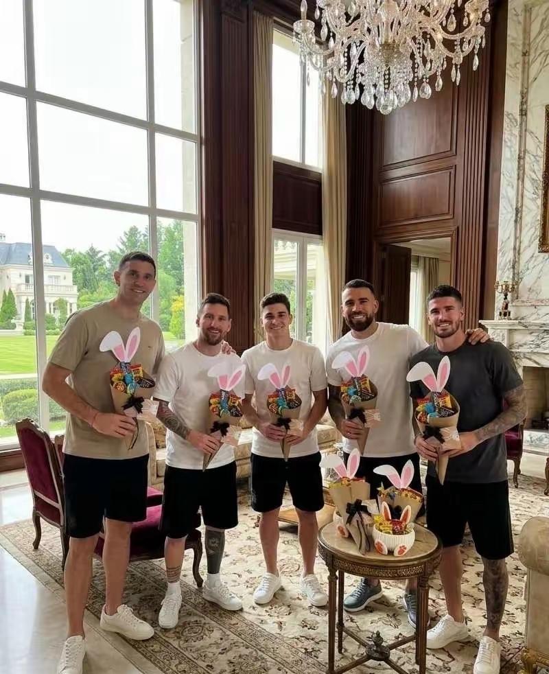 一个球队能像阿根廷这么团结，亲如一家，历史上应该很少有，这也是2022年世界杯阿