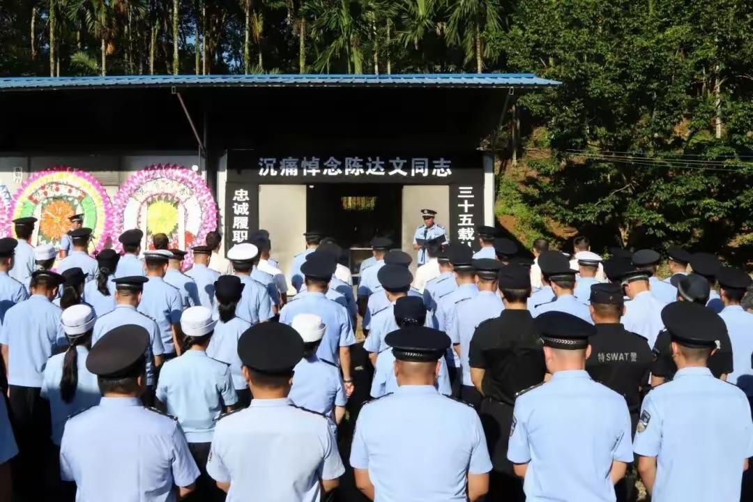 中秋国庆的喜庆劲儿还没过去，一个让人揪心的消息传来——58岁的一级警长陈达文，倒