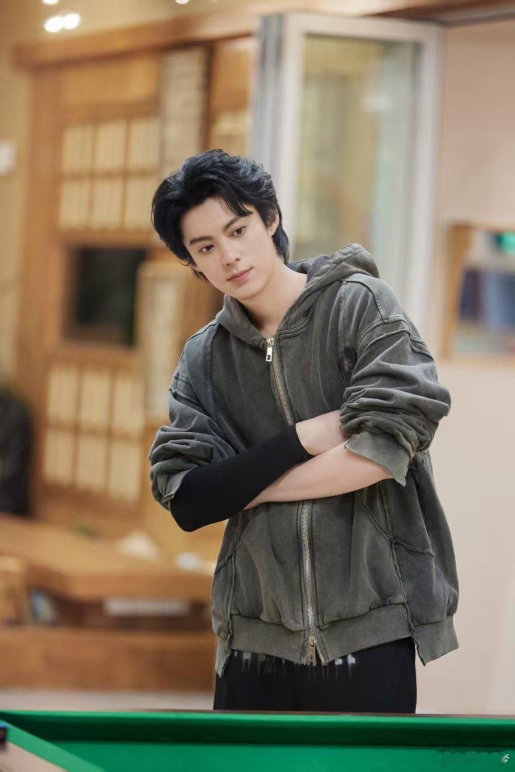 内娱活人教科书，帅脸抽象反差感拉满～ 