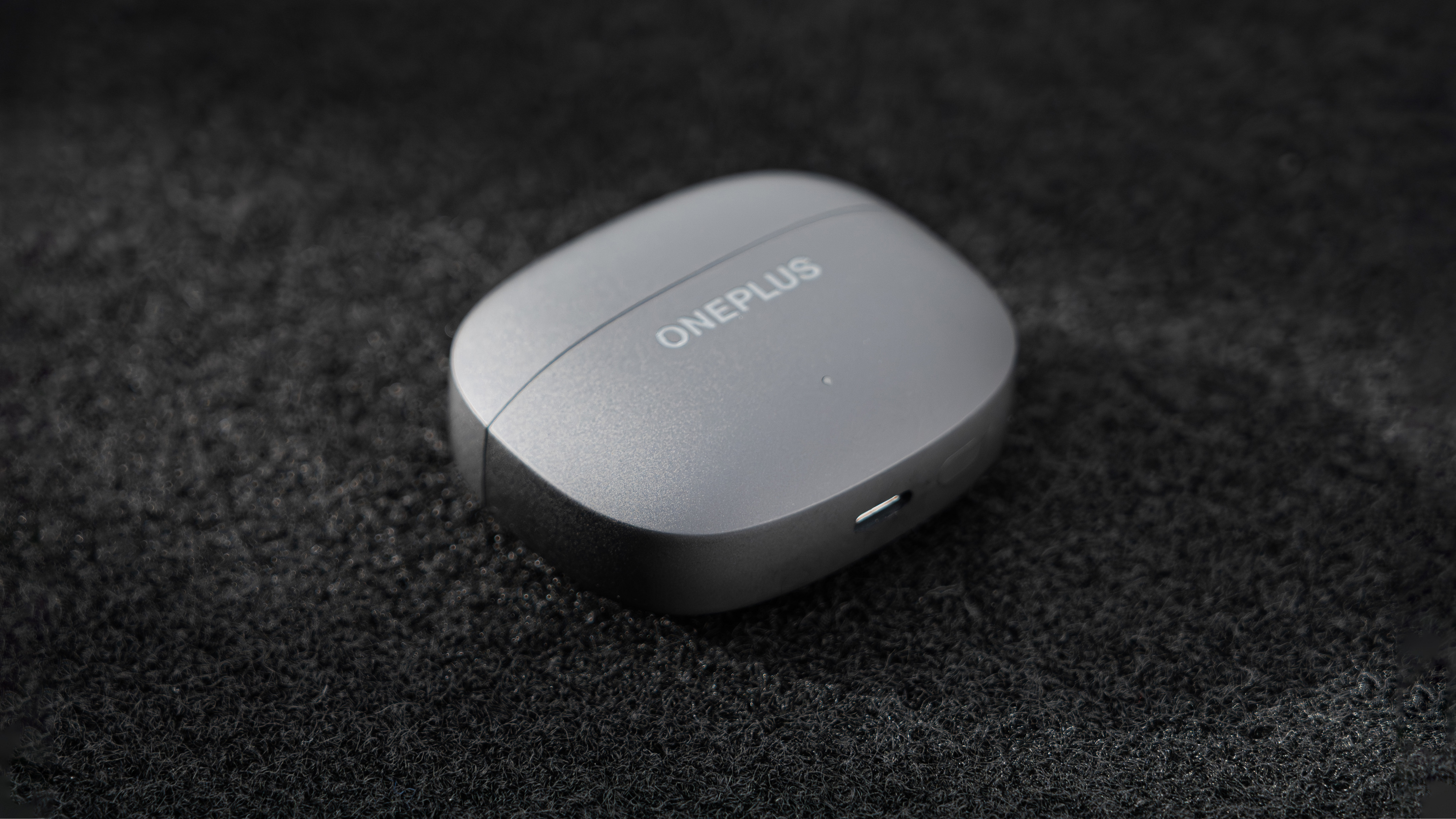 一加 Buds Ace 3「星际黑」，一加充电仓的设计我挺喜欢，不是圆形鹅卵石，