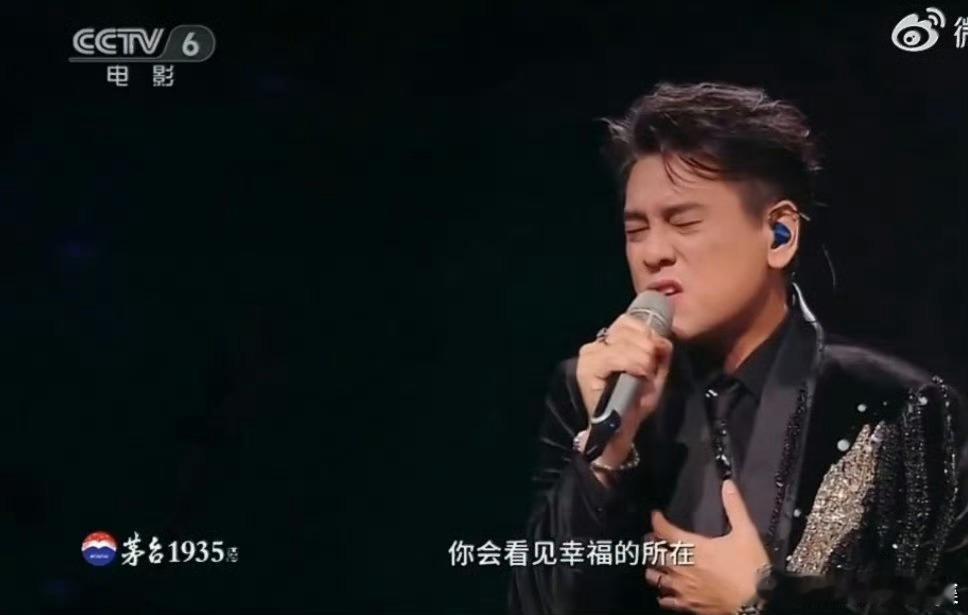 朱孝天一个人唱流星雨单人版《流星雨》舞台上线！朱孝天独自开唱，全程发挥稳定，嗓音