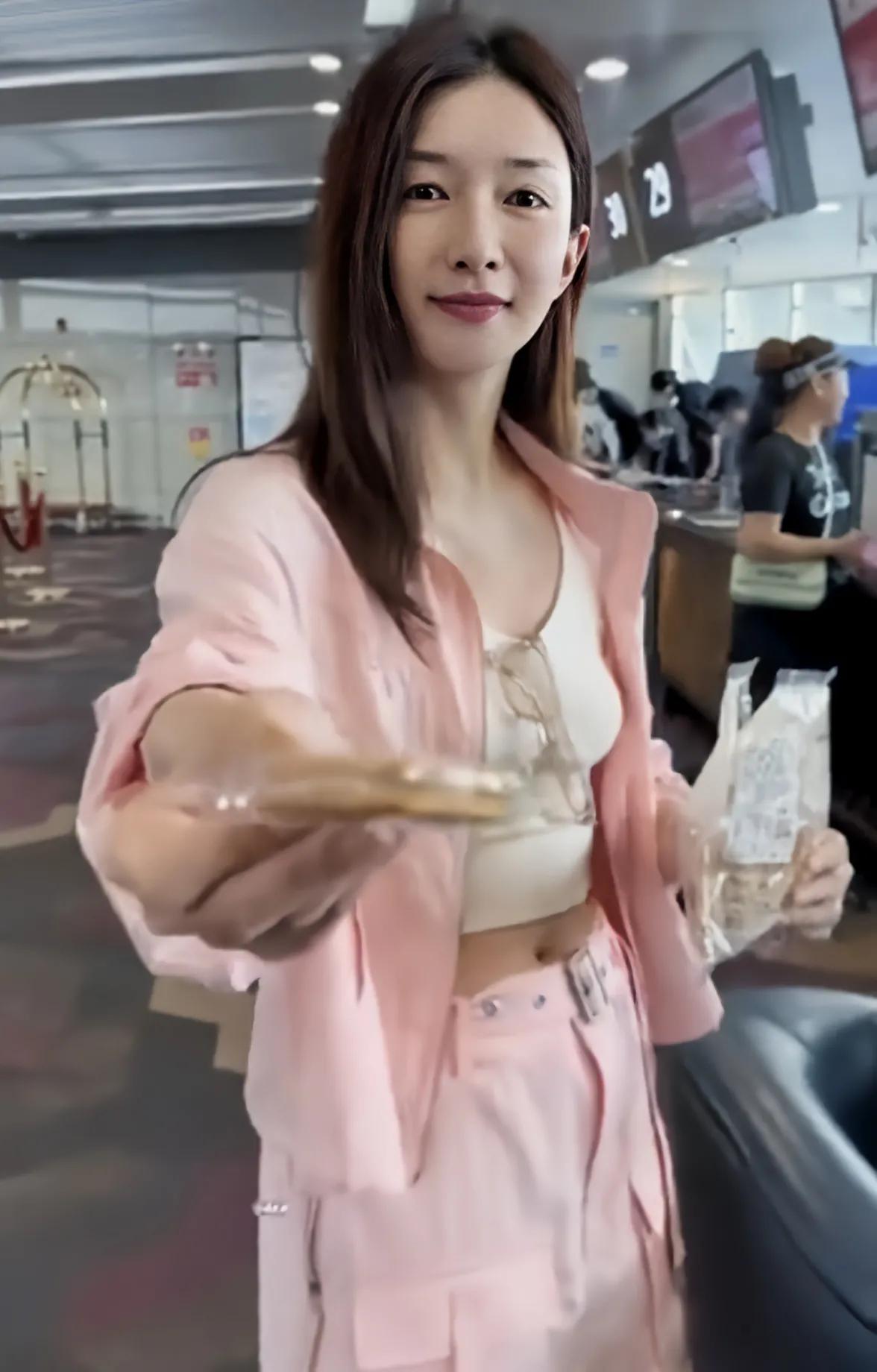 江疏影现身机场，穿粉色衣服，热情与大家分饼干吃，举动可爱接地气，少女心爆棚。#明