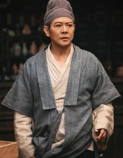 李连杰一句话说透成龙为什么成功 成龙真的牛，赛道不重合，何来优劣？李连杰说成龙的