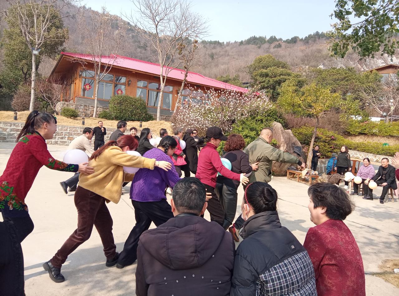 今天春光明媚，大家参加有趣的娱乐活动。瞧，玩得多开心！