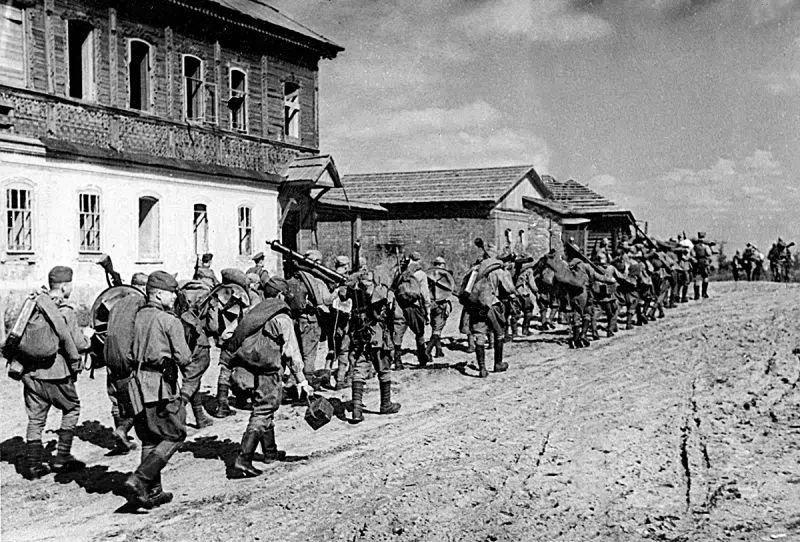 1943年9月，斯摩棱斯克州多罗戈布日：一支苏联迫击炮部队行进在刚获解放的城中。