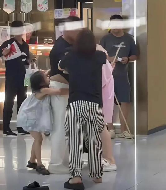 苏州盒马鲜生一幕戳痛全网：5 岁幼女紧抱父亲大腿瑟瑟发抖，母亲当场情绪崩溃

7