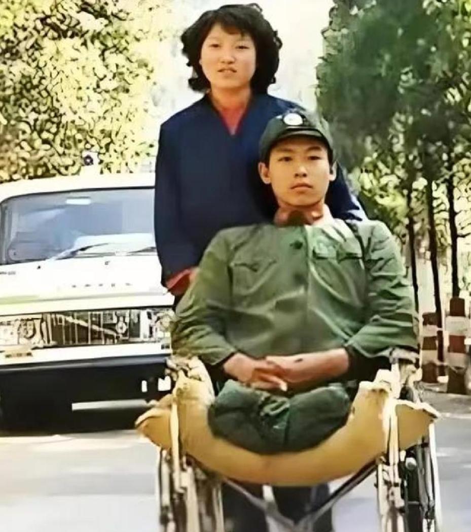 轮椅上的军人，是一等功臣刘庄。左边是他的父亲，右边是他的母亲。
当年21岁的刘庄