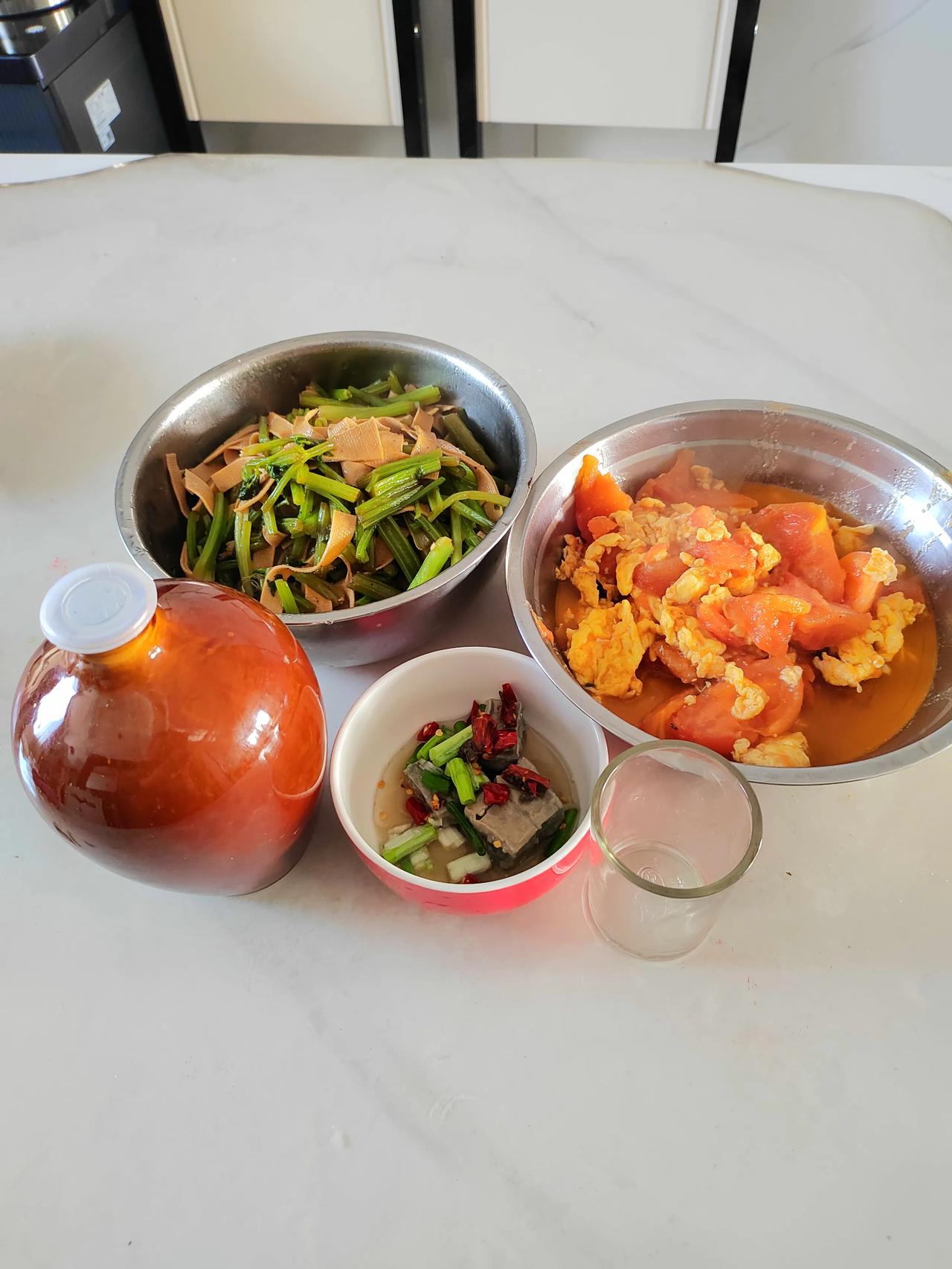 我喜欢吃臭豆腐。

但家里人不喜欢，一致反对。所以，我只能偷偷吃。

中午，家里