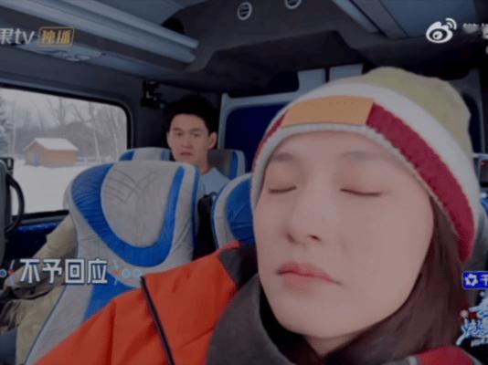 张豆豆气得不想与孙杨同坐孙杨张豆豆因为迟到的事情吵架旅途途中再起争执，迟到问题引