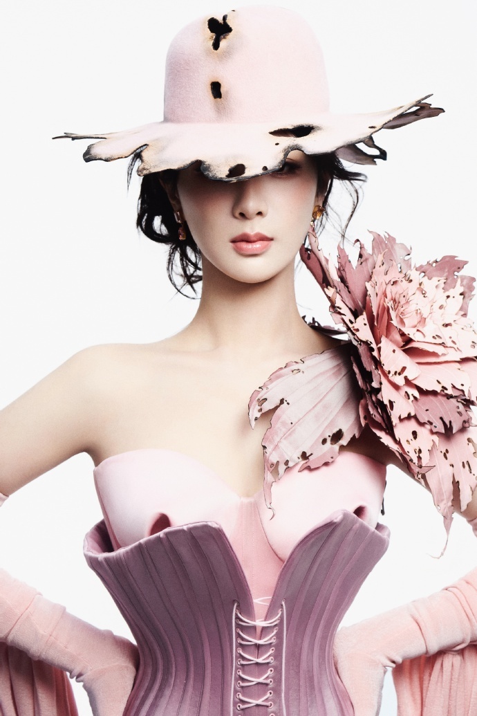 #杨紫生日解锁28套高定##杨紫一年解锁15套高定#杨紫生日惊喜连连，解锁28套