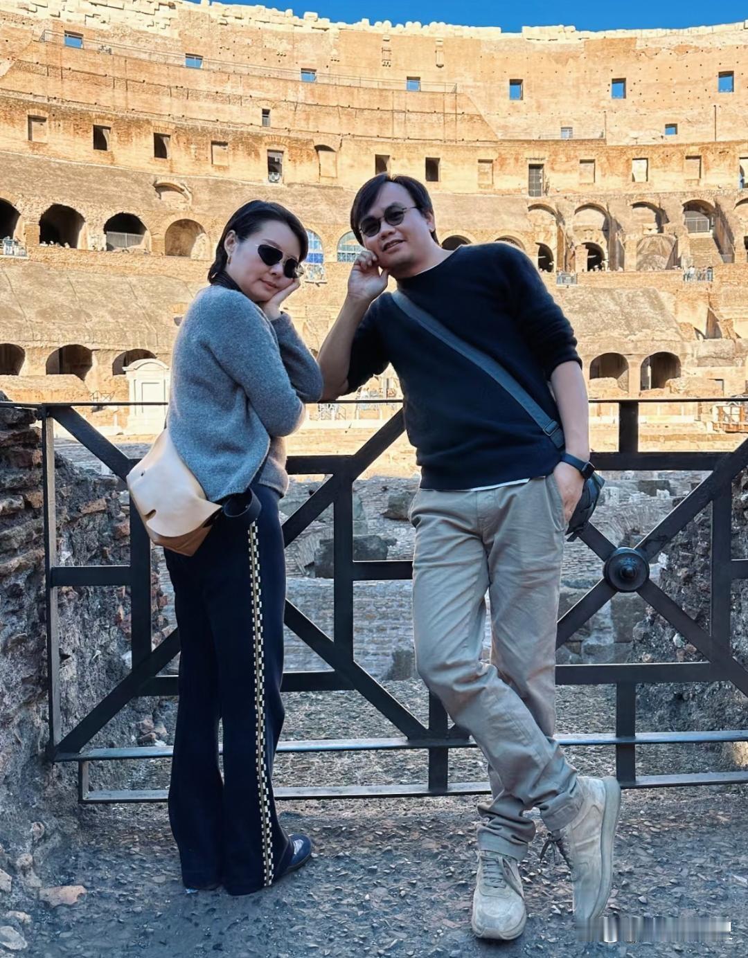 袁立跟三婚老公梁太平去罗马斗兽场玩，他俩互动超恩爱，身高差老萌了。虽说年龄差11