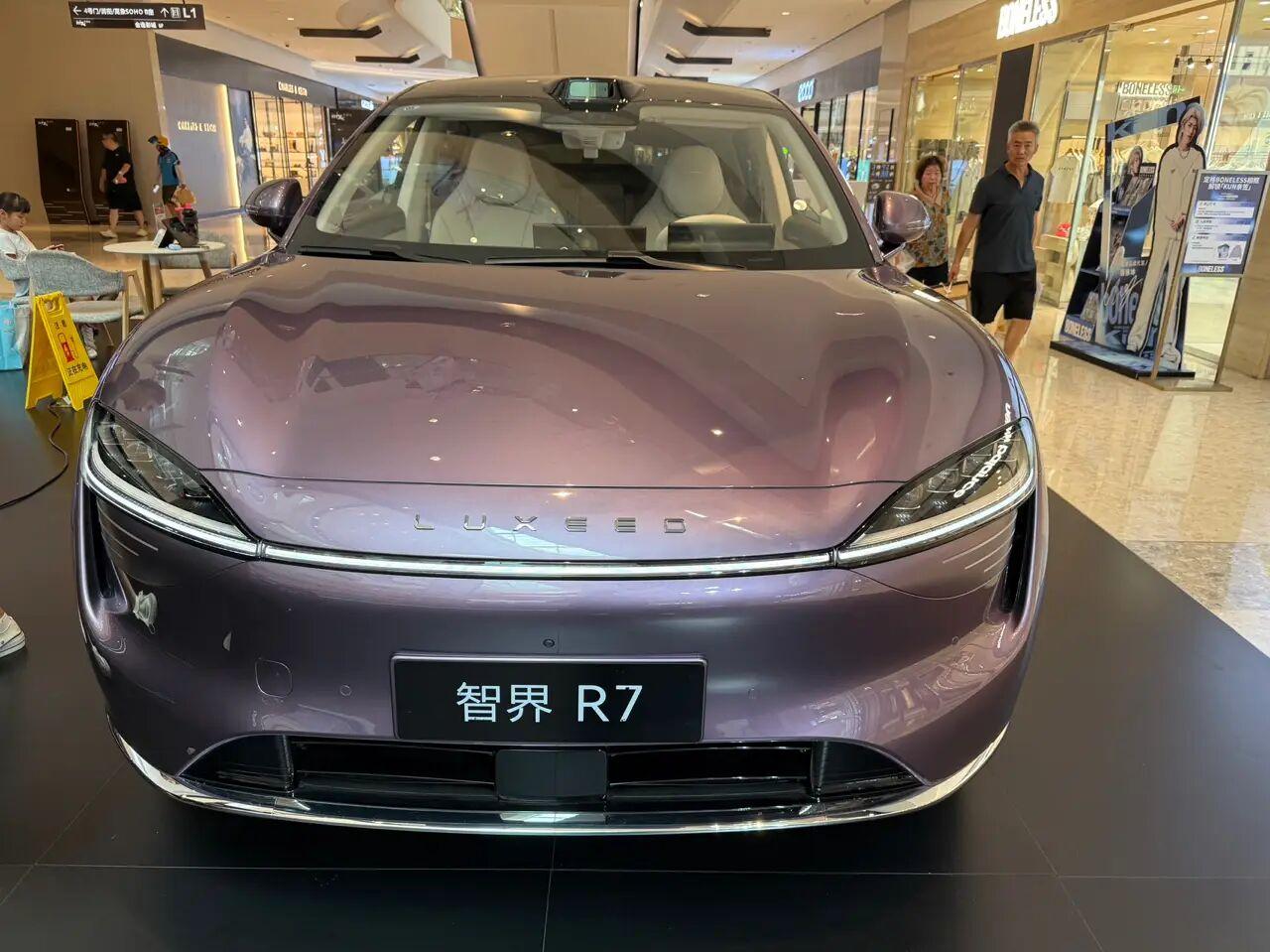 溜背魅力，智能诱惑，豪华享受，智界R7实拍体验1️⃣华为和奇瑞合作的智界R7，自