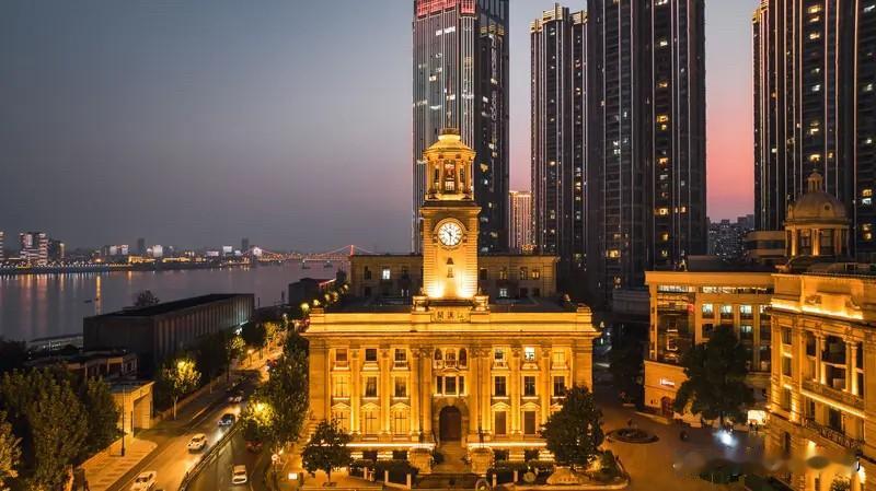 在城市日历翻向崭新一页的时刻，武汉整座城市沉浸在迎新氛围中。江汉关钟楼前聚集着翘