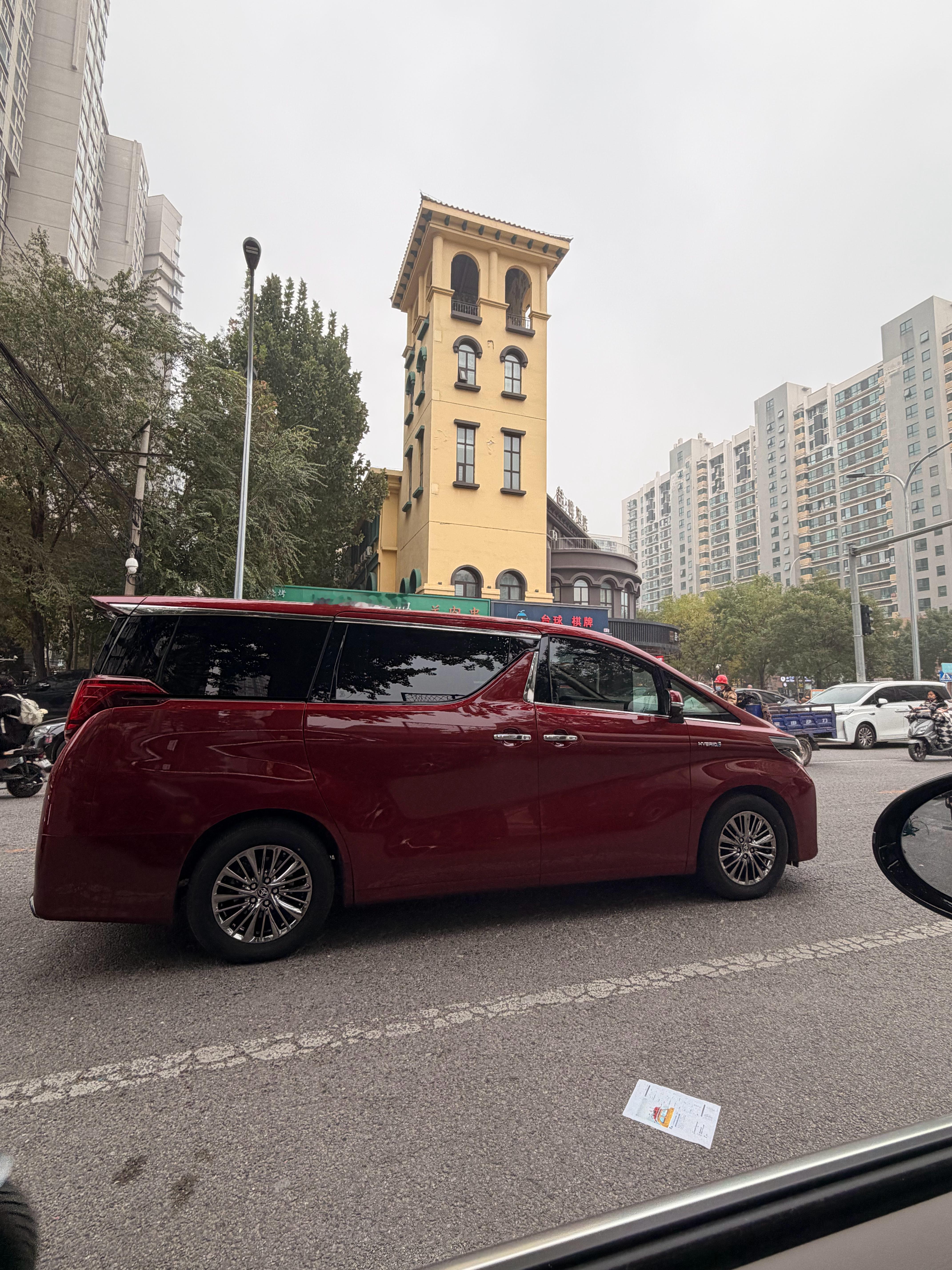 红的埃尔法真少见，听说是当时加价最多的 ​​​