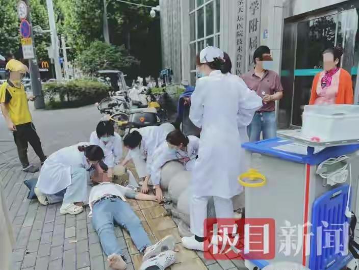 命悬一线！17分钟生死竞速，男子倒在医院门口捡回一条命
 （个人观点仅供参考，无