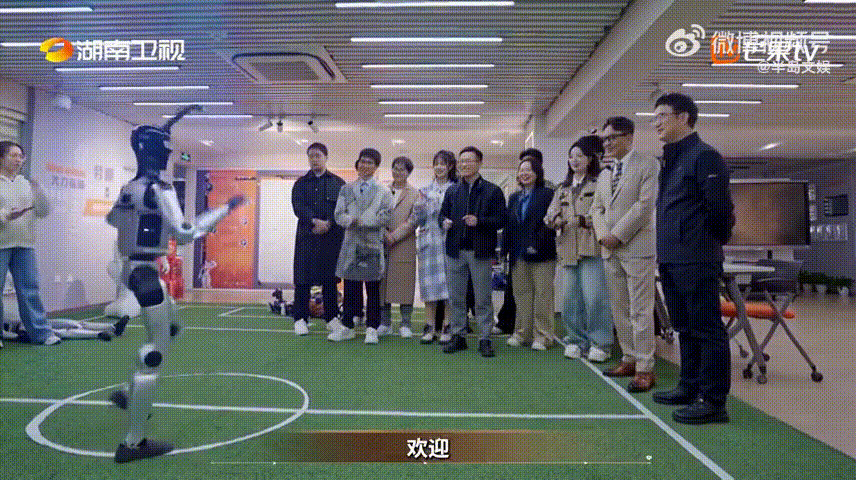 赛博版心愿便利贴谁懂这种奇妙的反差氛围感，赛博版心愿便利贴把机器人的硬核，和经典