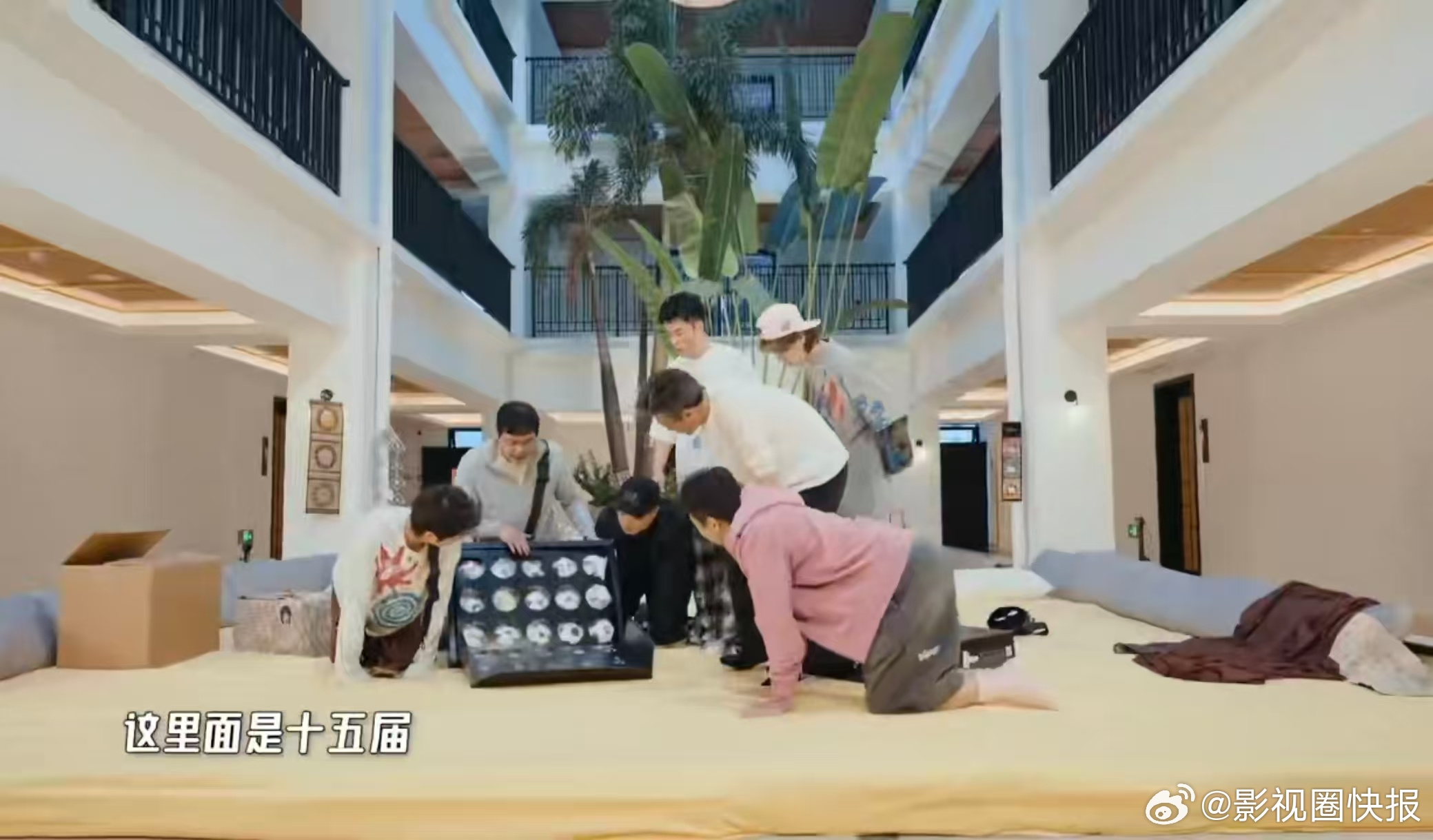 范志毅送了邓超十五颗球范志毅出手就是王炸，十五颗世界杯官方用球合集送给邓超，含金