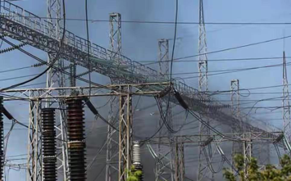 俄军空袭炸瘫乌7州电网，泽连斯基前线遇防空警报