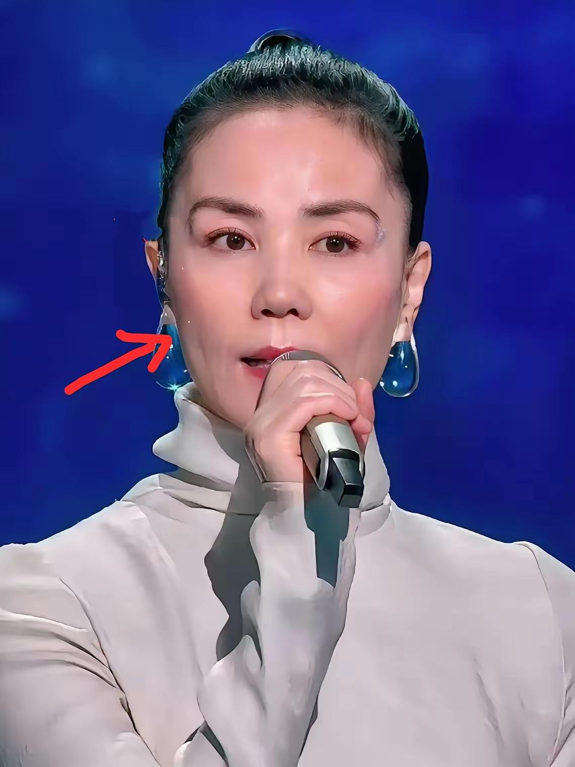 都在说王菲老了，其实她本来就老了这才是58岁的人应该有的样子。
不过，眉毛，服装