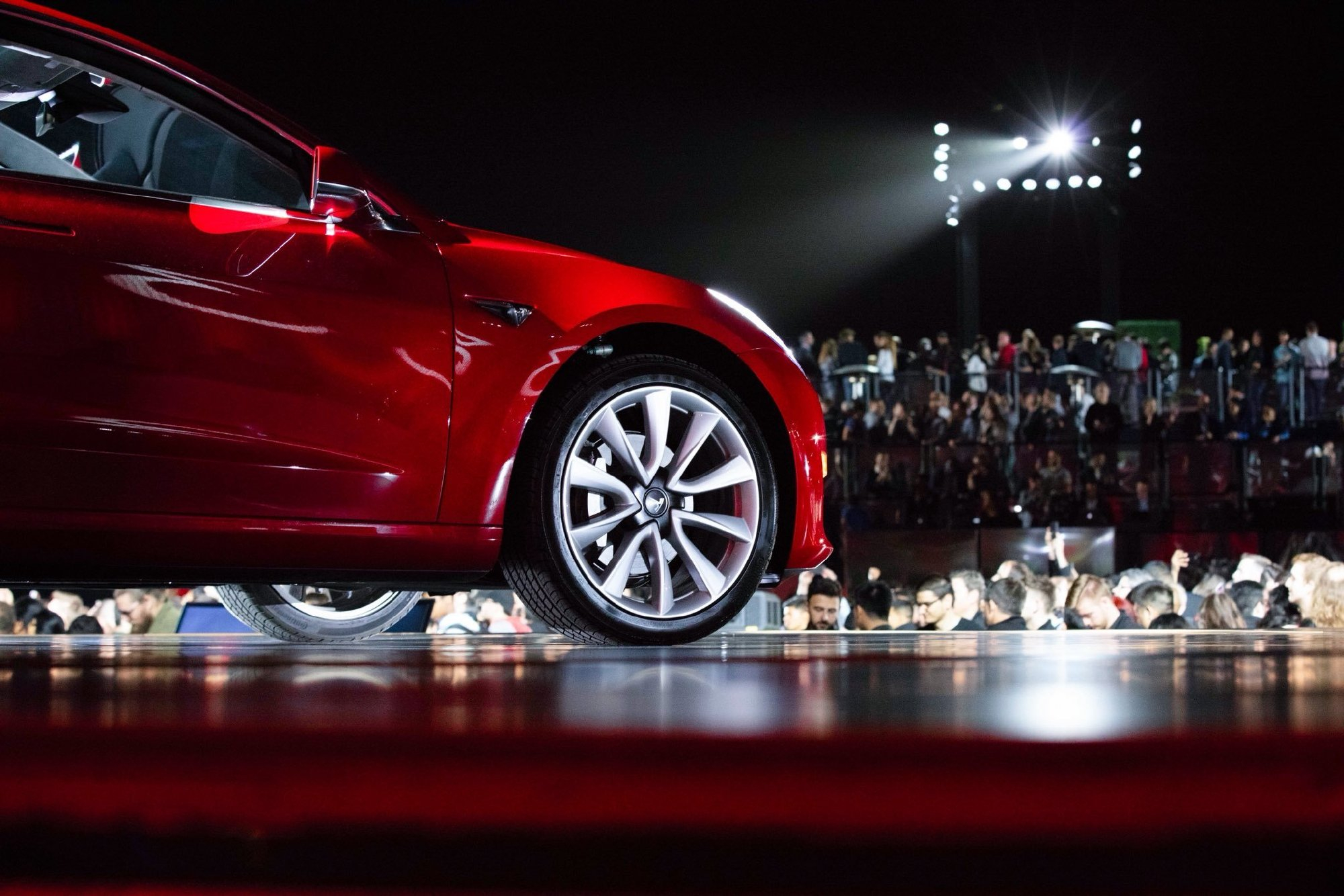 十年前的今天，特斯拉发布了Model3。应该没有人能够质疑，这是一款划时代的产品