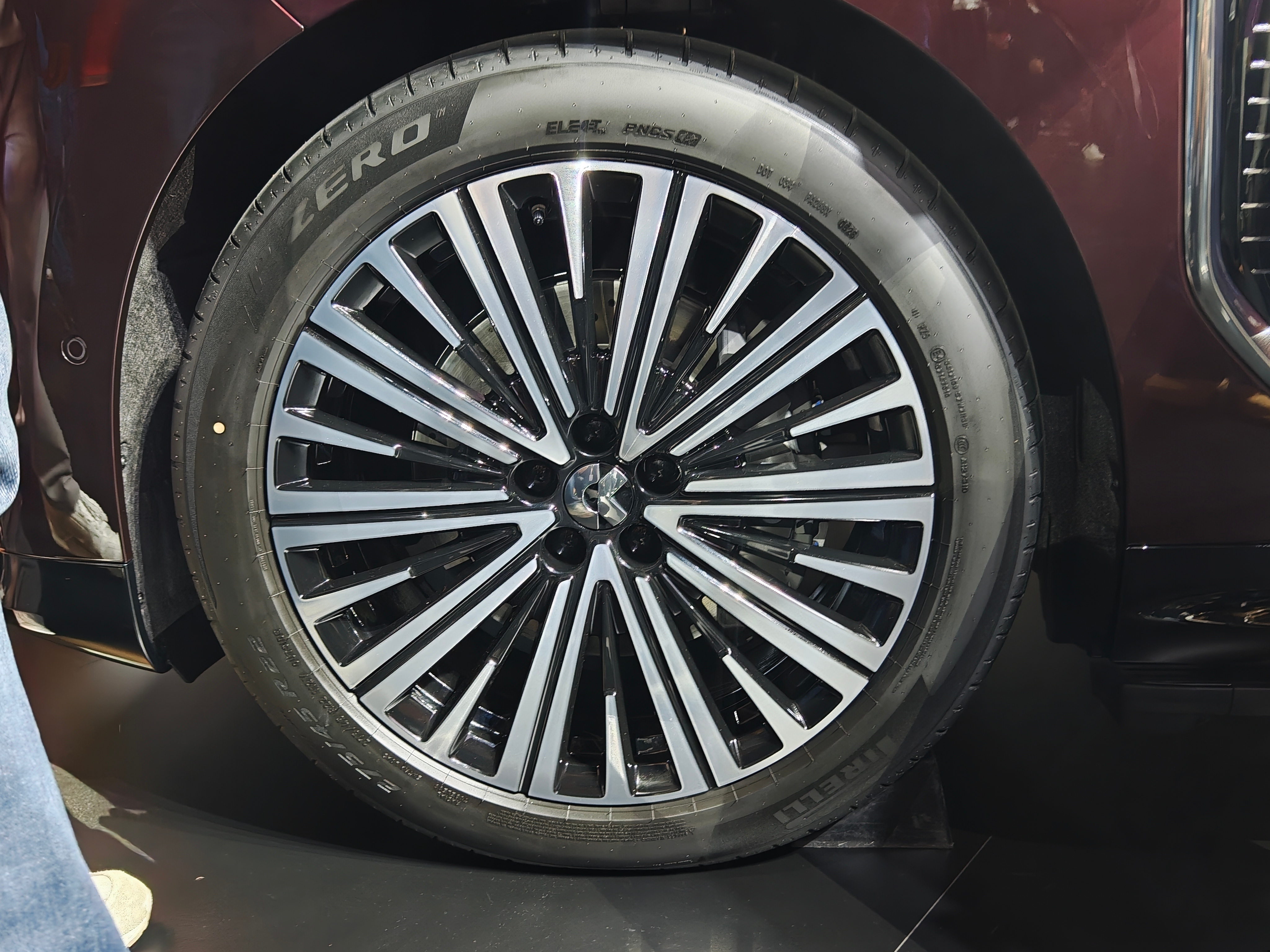 新车划重点4月10日，蔚来ES9正式开启预售，新车共推出三款车型，提供整车与Ba