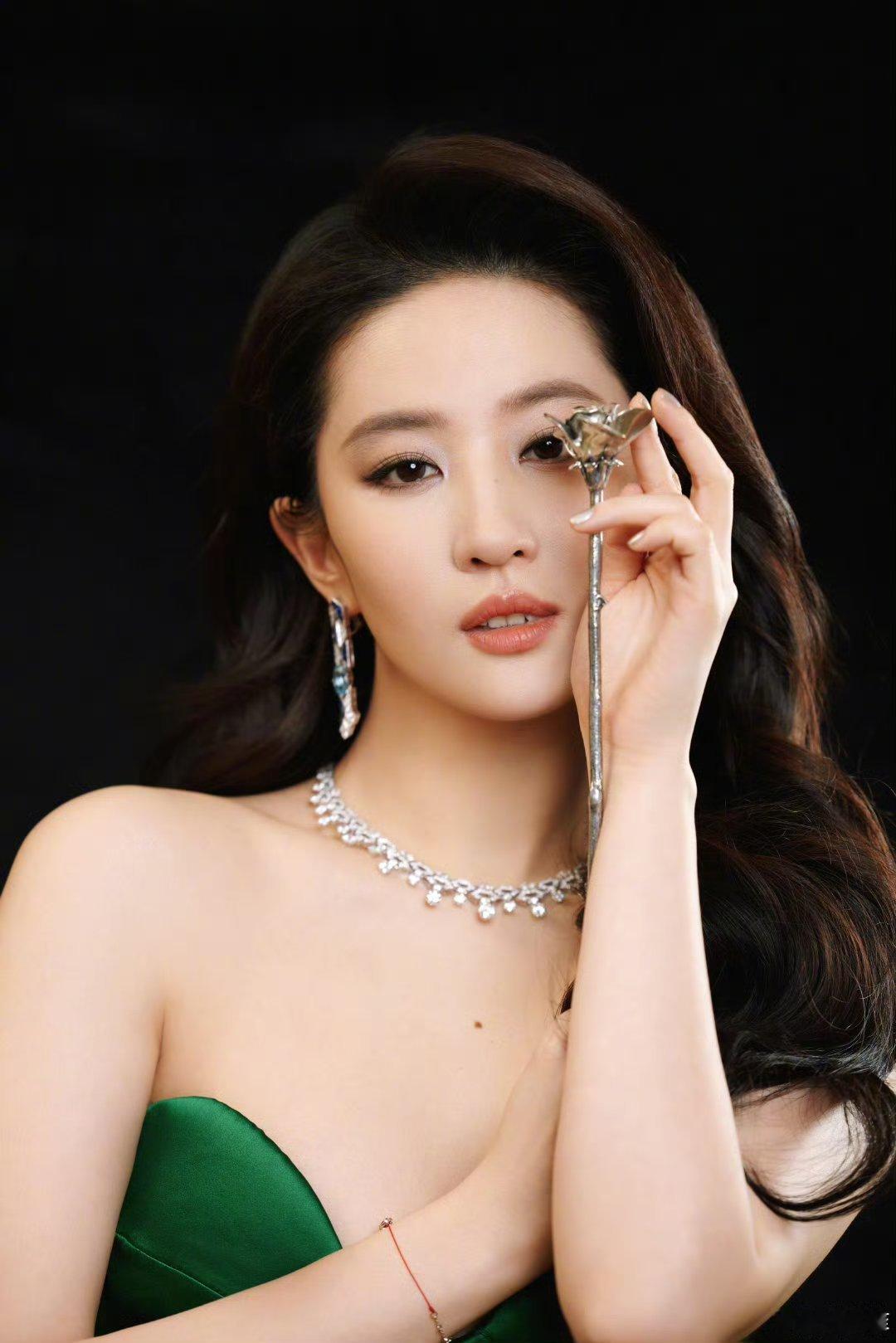 #刘亦菲 钢铁玫瑰#刘亦菲今天一身绿色高定手拿钢铁玫瑰，整个人出场就是女王[打c