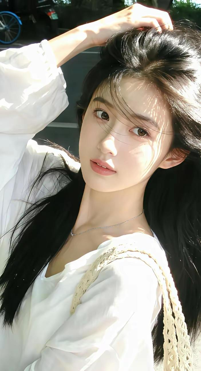 阳光下的甜美自拍，黑发飘飘，白色衬衫，清新自然。刀郎和杨坤的歌相比，你更喜欢谁的