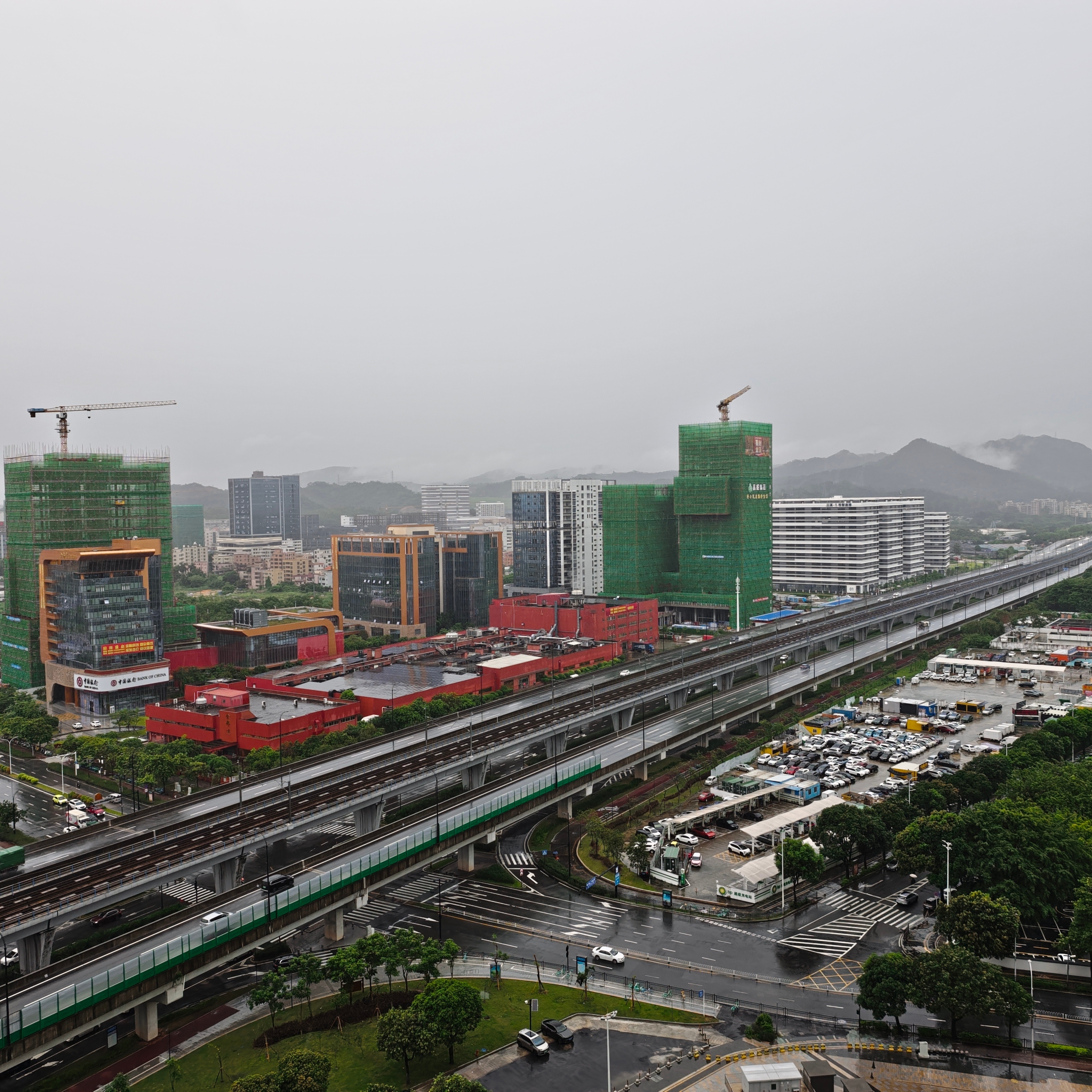 下雨，天天下雨，没完没了的下雨。 ​​​