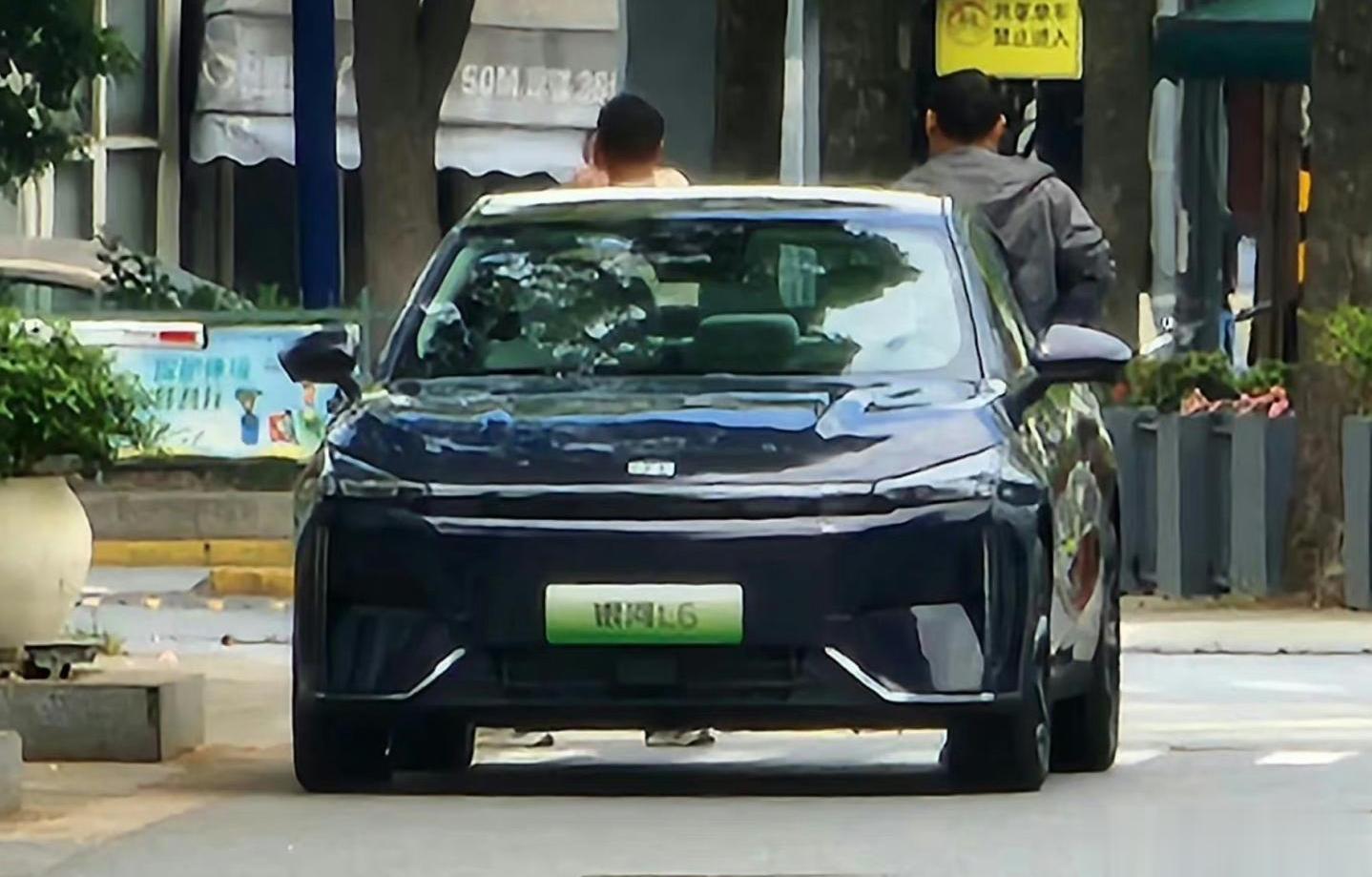 日前，吉利银河L6实车曝光，该车将基于CMA架构打造，定位紧凑型轿车，并将载新一