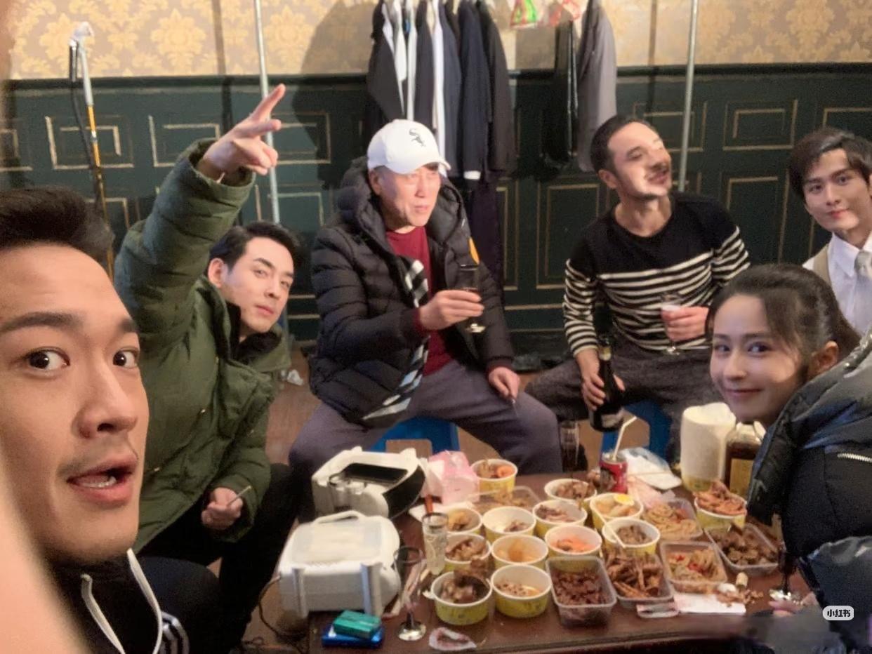 成毅不语只是一味炫工作证这是啥时候照片？成毅帅帅的 