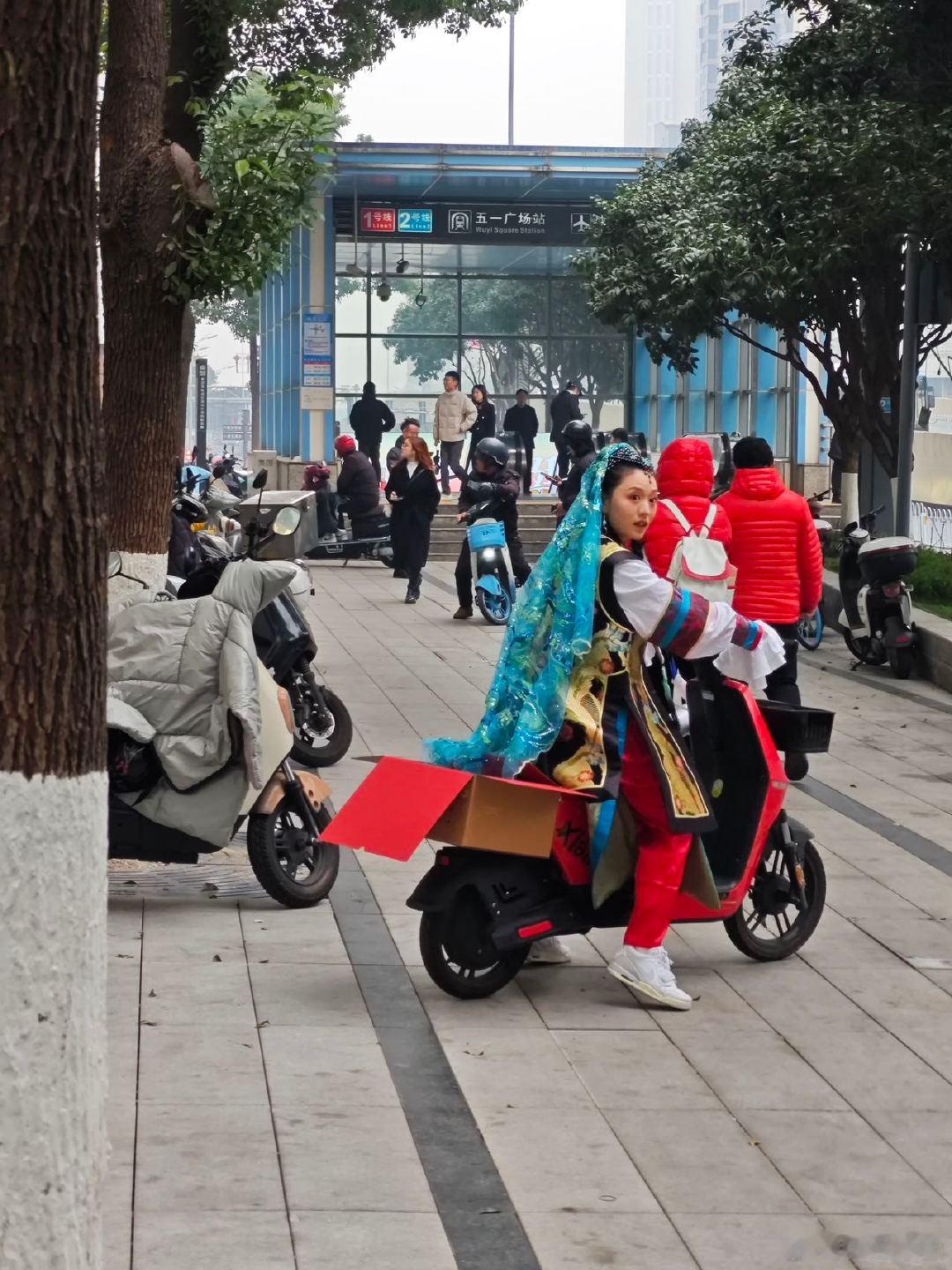 叶澜依不语只是一味送福气  怎么这种有趣的活动又没有在我的城市举办啊？！叶澜依我