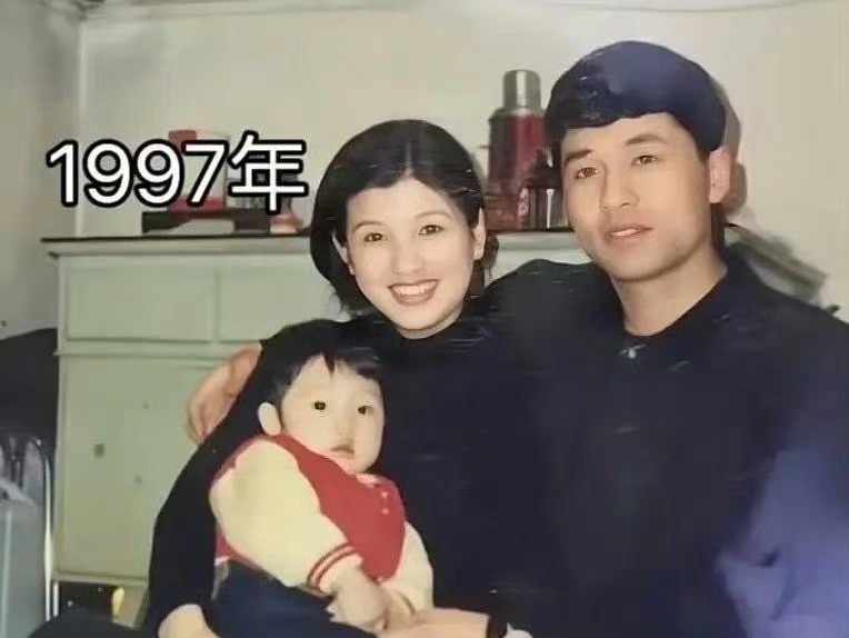 同样的三个人，时隔18年。 父母未老，女儿已长大，让人羡慕的一家子。 