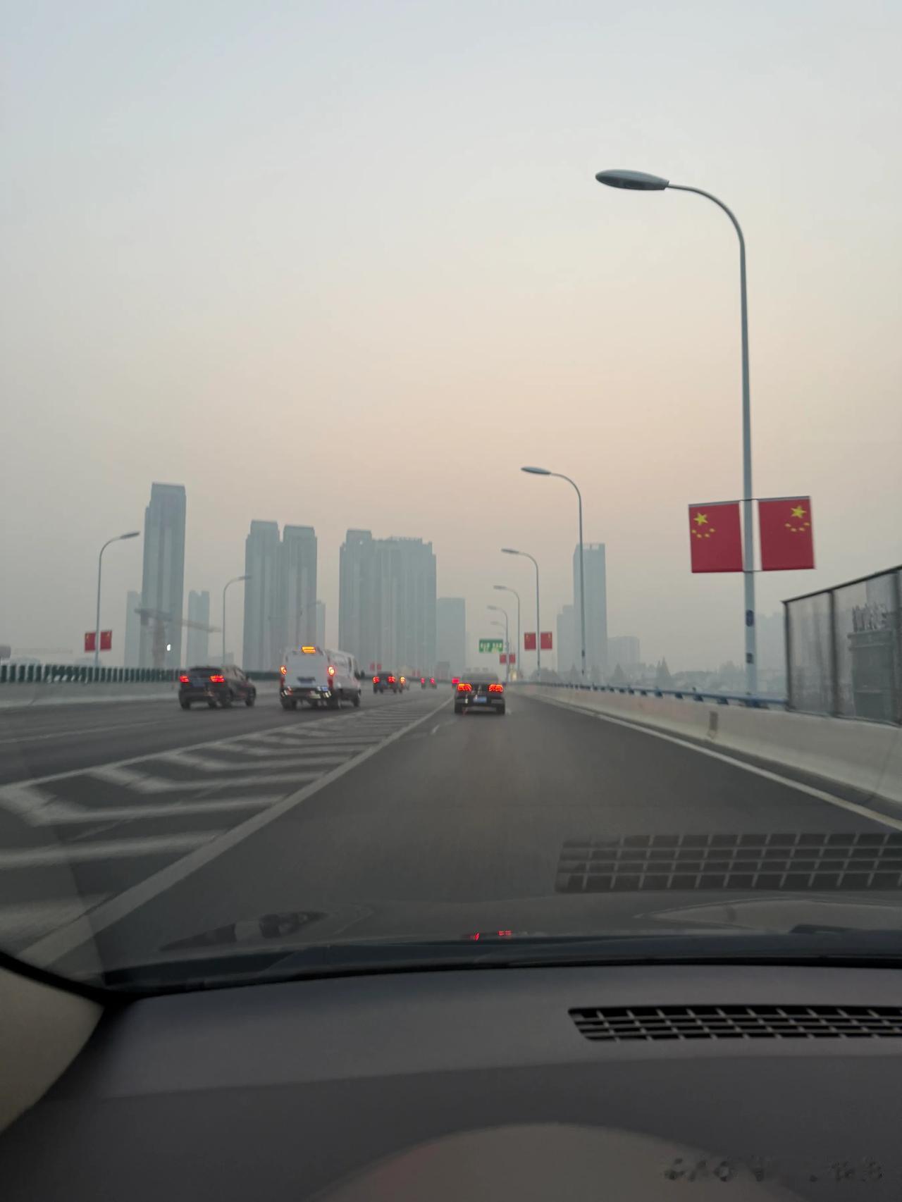 合肥很久没下雨了
天气很是干燥
今天早上又是重度雾霾
到处都是灰蒙蒙的
感觉不太