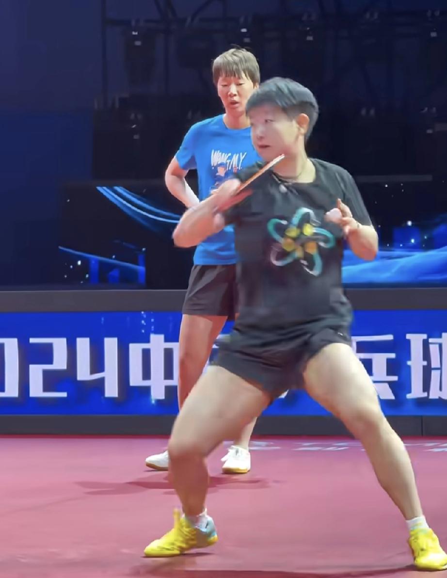 莎莎在台前训练，曼昱在后面站着看，莎莎这蹦跳能力太强了，身体素质杠杠的。
莎莎接