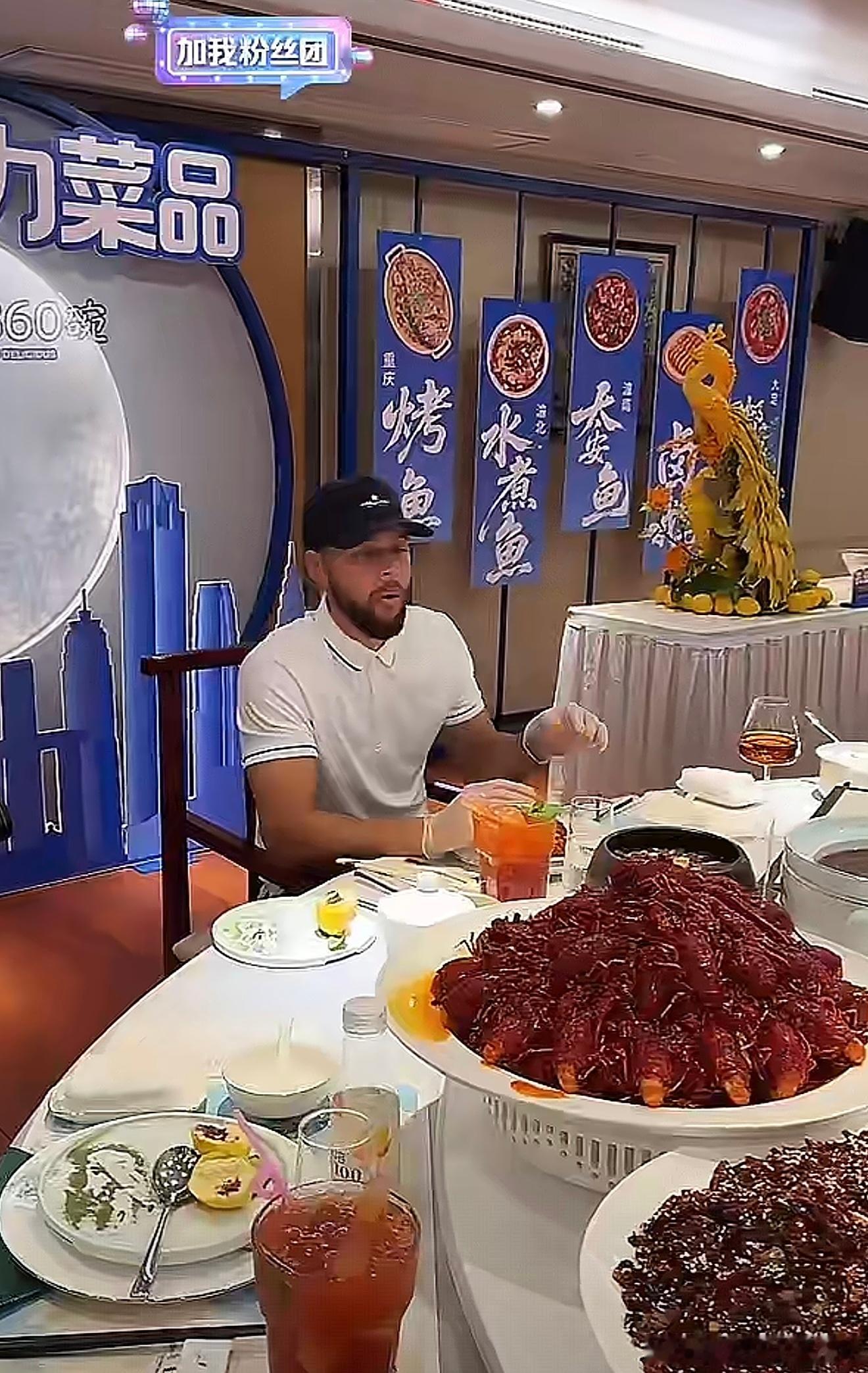库里直播忙着吃小龙虾呢[哈哈]下播了 ​​​