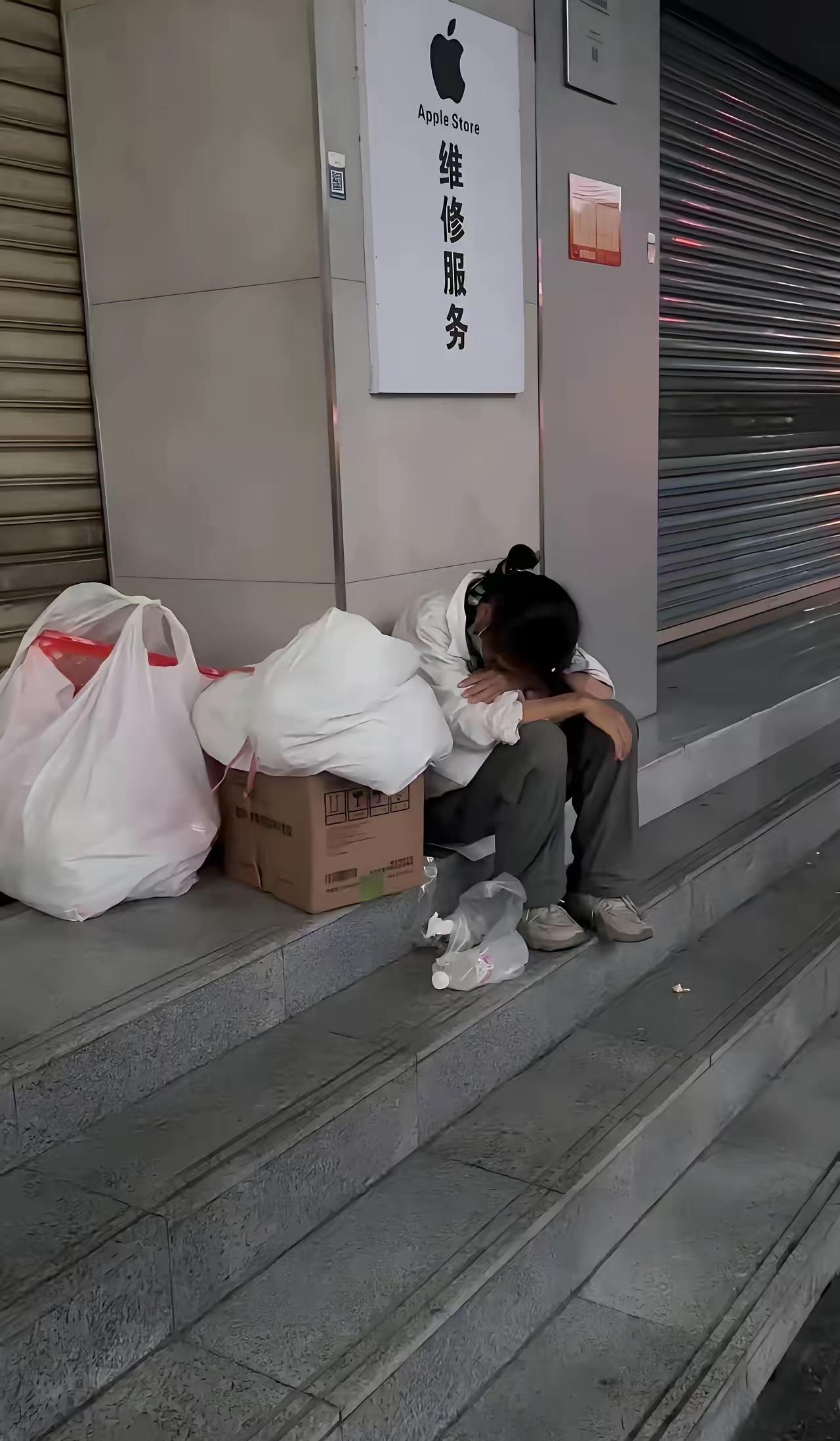 心里五味杂陈，一碗几块钱的豆花，却照见了当代年轻人求职路上藏起来的心酸，也让我们