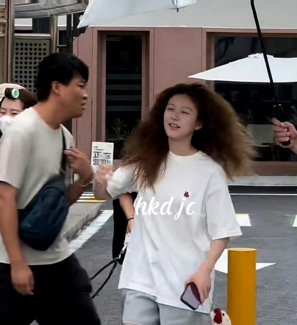 赵露思这素面朝天的样子属实少见 ​​​